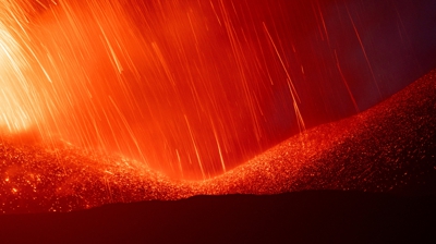 Lava no interior do cráter. REUTERS/Etna Walk/Marco Restivo