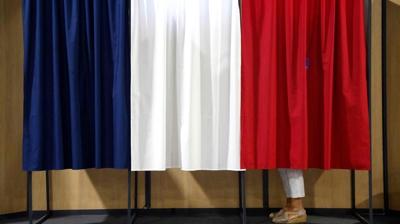 Unha muller escolle o seu voto en Le Touquet. AFP/Ludovic Marin