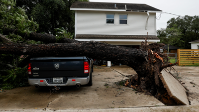 Árbore caída sobre un coche en Ganado, Texas (REUTERS/Daniel Becerril)