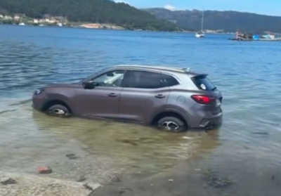 O coche quedou semisomerxido ao subir a marea