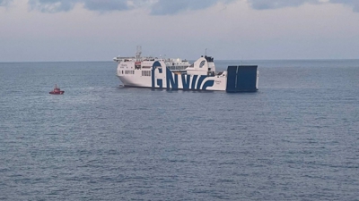 O transbordador GNV canda unha embarcación de Salvamento Maritimo (Fonte: Salvamento Marítimo)