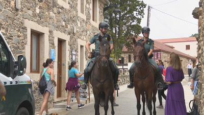 Imaxe dunha das patrullas da Garda Civil a cabalo este mércores en Ribadiso, no concello de Arzúa