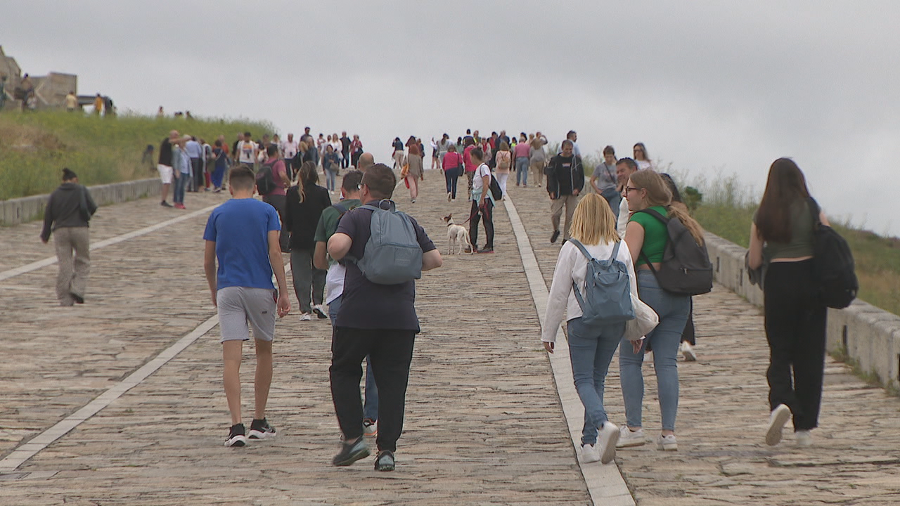 Turistas na contorna da Torre de Hércules, na Coruña