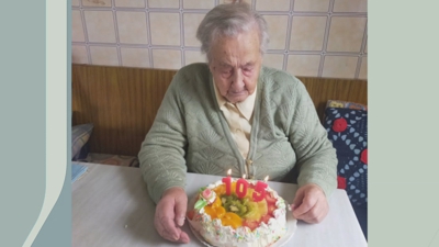 María Antonia coa súa tarta de aniversario