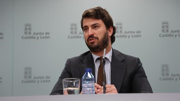 O exvicepresidente do Goberno de Castela e León Juan García-Gallardo comparece en conferencia de prensa este venres en Valladolid, tras a decisión de Vox de romper os gobernos de coalición que mantiña en cinco autonomías (EFE / R. García)