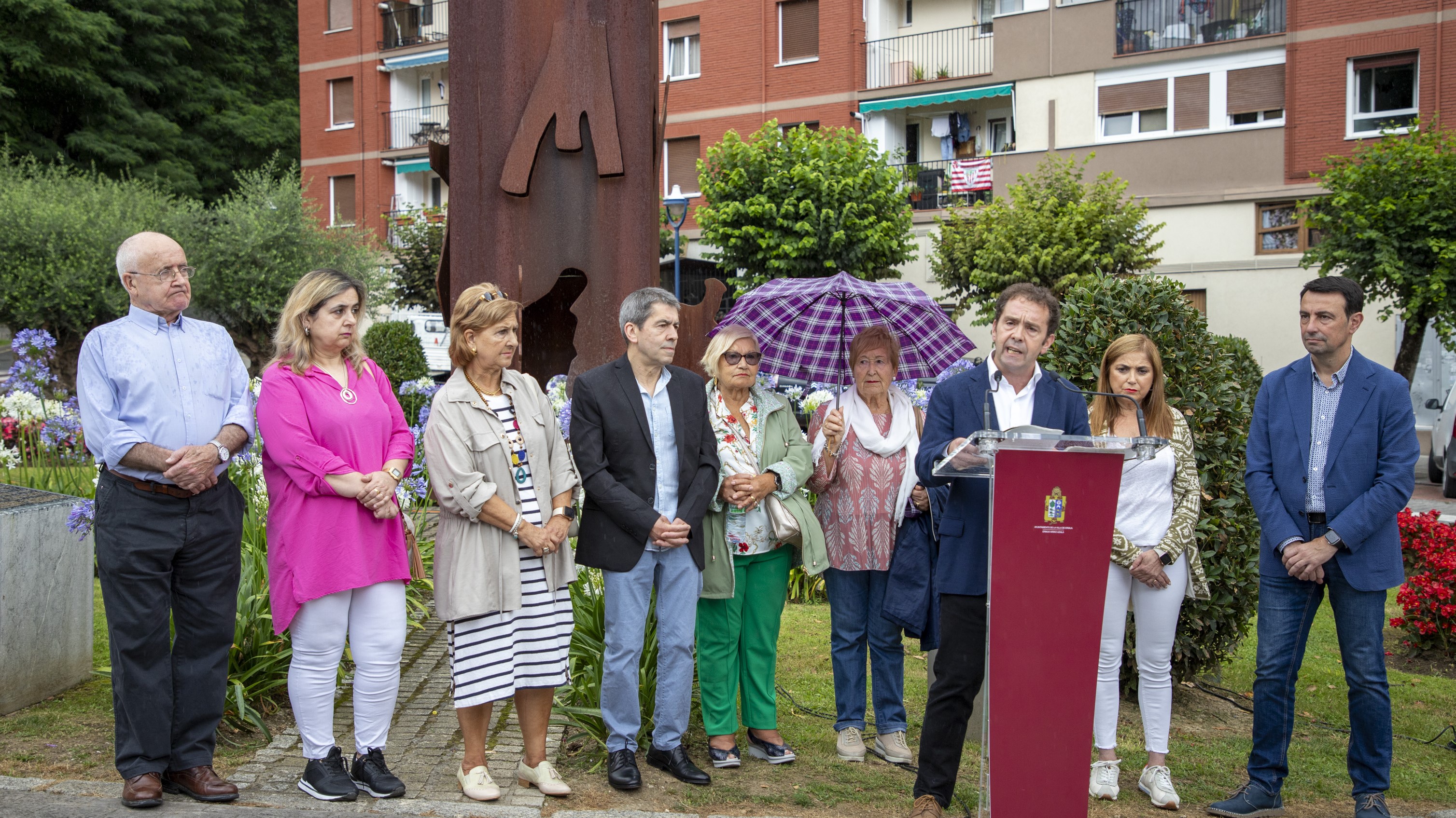 Discurso do alcalde xunto ás familias e ao monumento ás vítimas do terrorismo (Concello de Ermua)