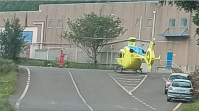 O helicóptero do 061-Galicia ante a conserveira de Carnota para evacuar a traballadora ferida