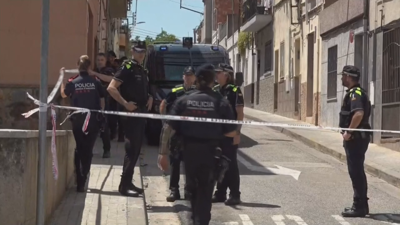 Mossos d´Esquadra e Policía Local ante a vivenda de Sabadell onde foi asasinada unha muller