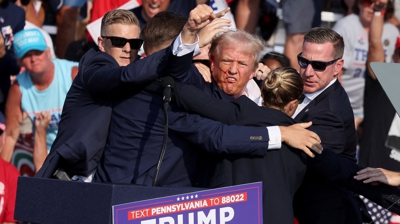 Trump co puño en alto tras o ataque. REUTERS/Brendan McDermid