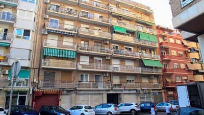 Vista xeral do edificio onde un home de 33 anos matou cunha escopeta a súa muller, de 36, e posteriormente se suicidou nunha vivenda situada fronte á praia do Postiguet de Alacant (EFE / Morell)