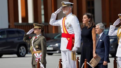 Os reis Filipe e Letizia acompañados pola princesa Leonor presiden a entrega de despachos aos novos oficiais da Armada española, este martes na Escola Naval Militar de Marín (EFE / Lavandeira)