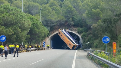 Imaxe do autobús accidentado en Pineda, Barcelona (Europa Press)