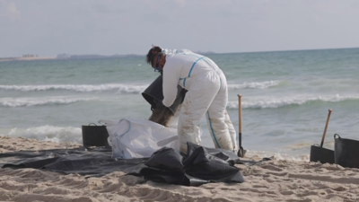 Operarios realizando tarefas de limpeza nas praias valencianas