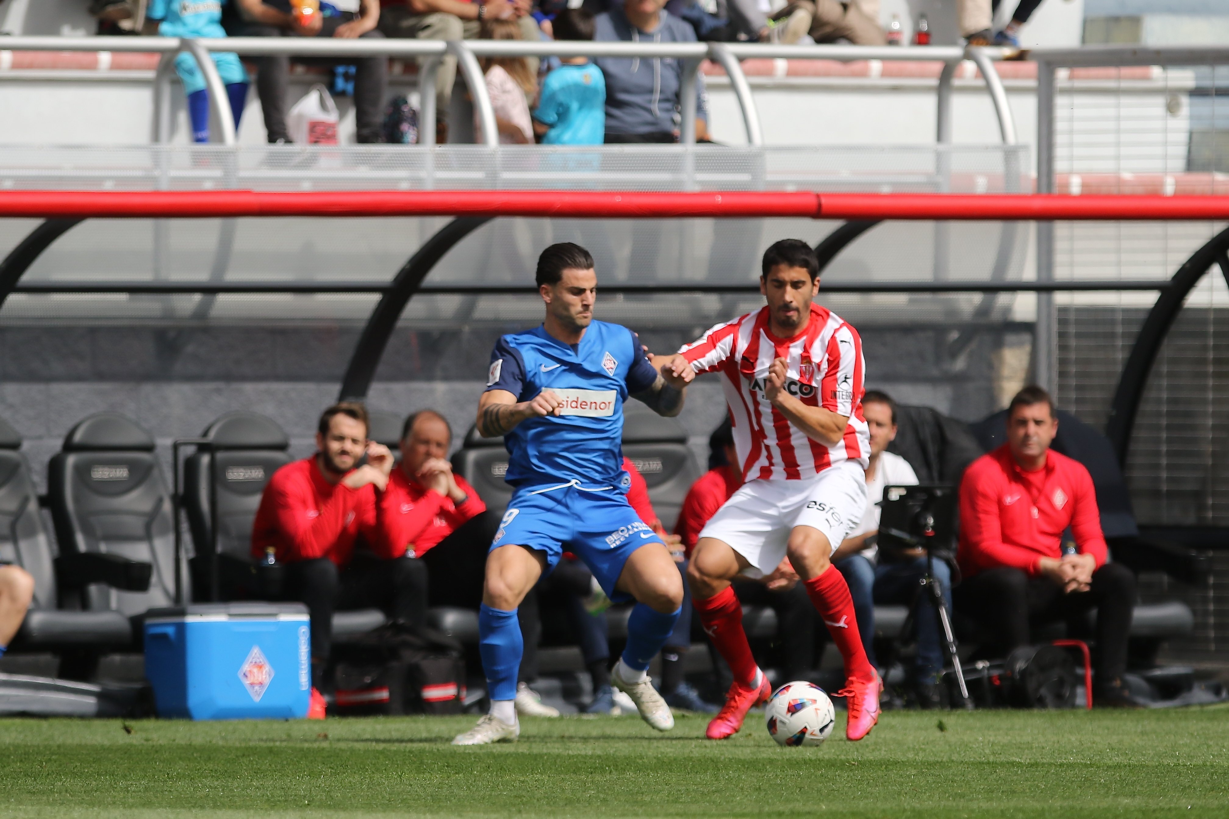 Eneko Jauregi loita polo balón ante o Sporting de Xixón. SD AMOREBIETA