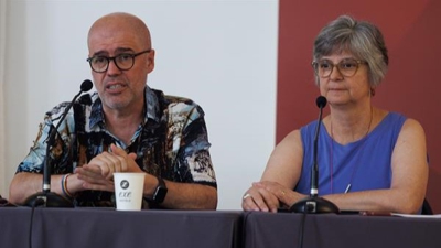 Os líderes de CCOO e CCOO de Madrid Unai Sordo (e) e Paloma López (d) comparecen en conferencia de prensa este venres durante os Cursos de Verán da Universidade Complutense no Escorial (EFE / Sergio Pérez)