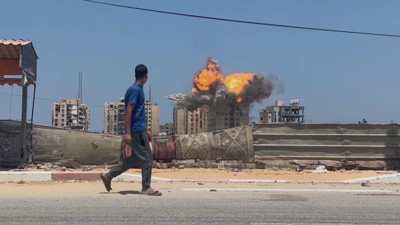 Columna de fume nun edificio bombardeado polo exército israelí en Nuseirat (Gaza)