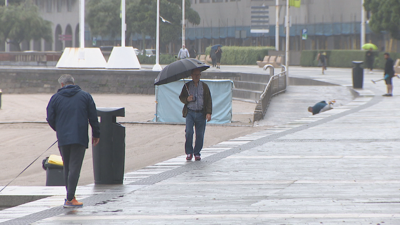 Xornada de sábado con chuvias no paseo de Riazor na Coruña