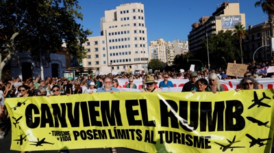 Participantes na protesta contra a masificación turística da illa. EFE/Cati Cladera