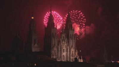 Fogos detrás da catedral de Santiago