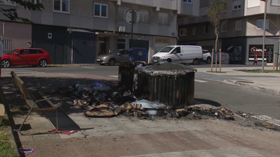 Contedores queimados nunha rúa da Coruña, onde o servizo de recollido do lixo está en folga desde hai case un mes (TVG)