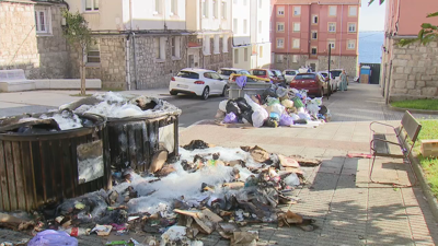 Lixo amoreado nas rúas da Coruña este luns