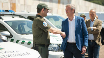 Alfonso Rueda na entrega dos vehículos aos axentes ambientais