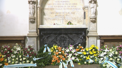 Ofrenda floral á poeta no Panteón de Galegos Ilustres