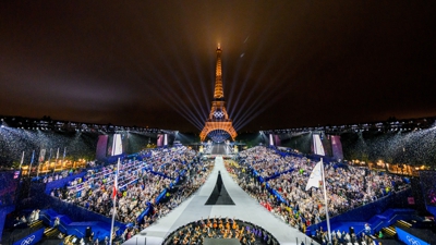 Vista xeral do Trocadero coa chama olímpica prendida. Francois-Xavier Marit/Pool vía REUTERS