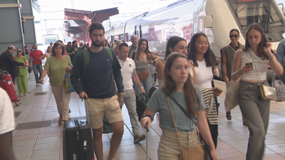 Saída de pasaxeiros dun tren procedente de Vigo, esta mañá na estación da Coruña