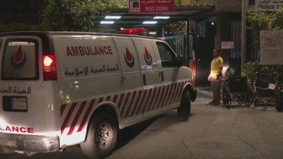 A ambulancia que traslada os cadáveres dos nenos mortos no ataque israelí chega ao hospital Bahman de Beirut (Reuters).