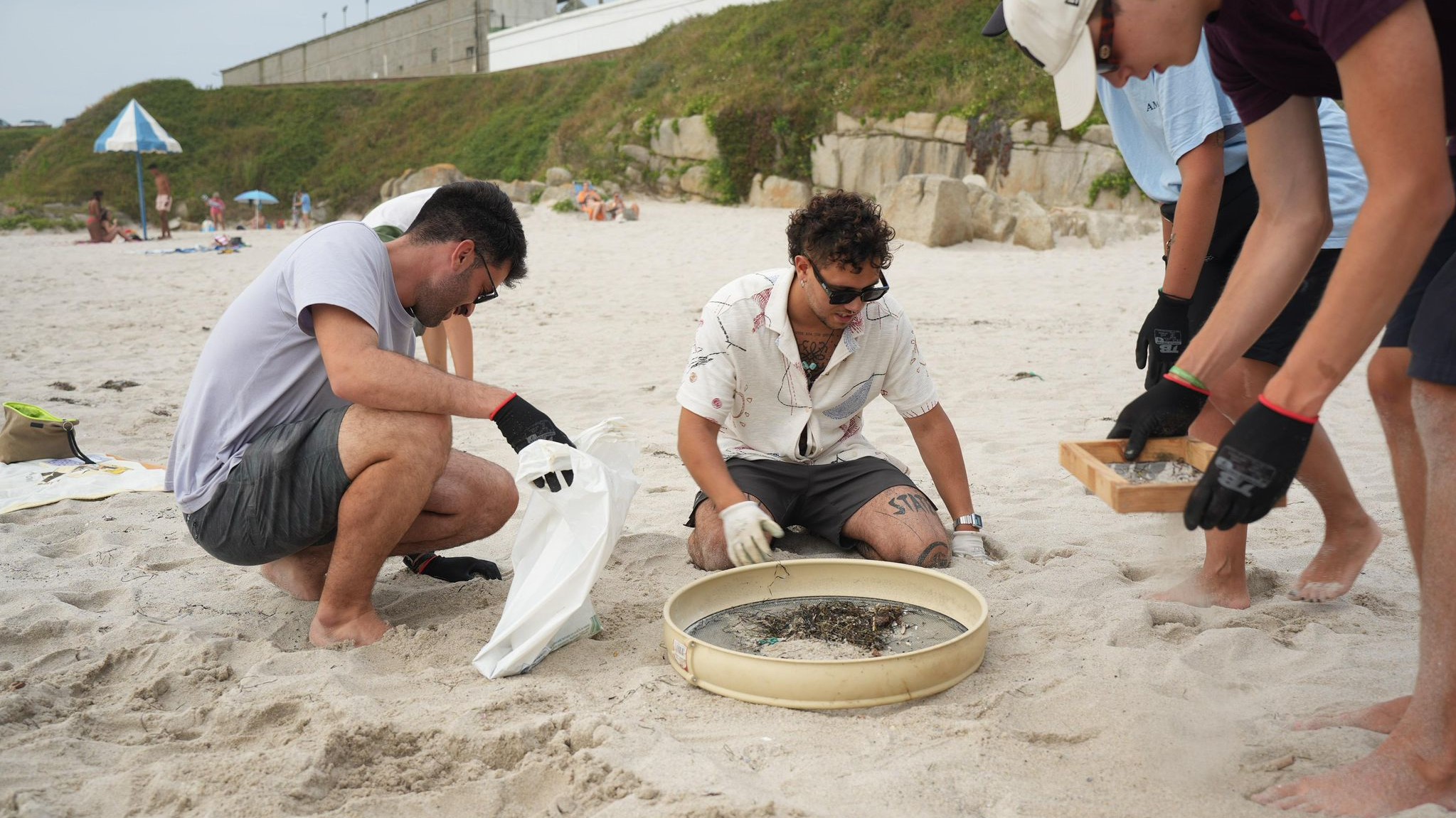 Recollida de restos de fuel organizada por Burela Club Surf na praia da Marosa de Burela