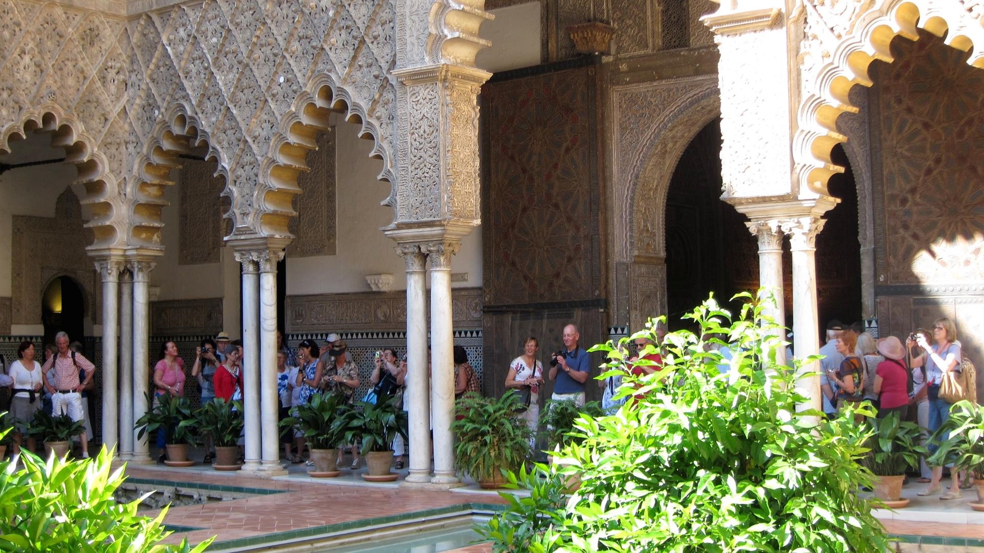 Turistas nos Reales Alcázares de Sevilla (Arquivo Europapress)