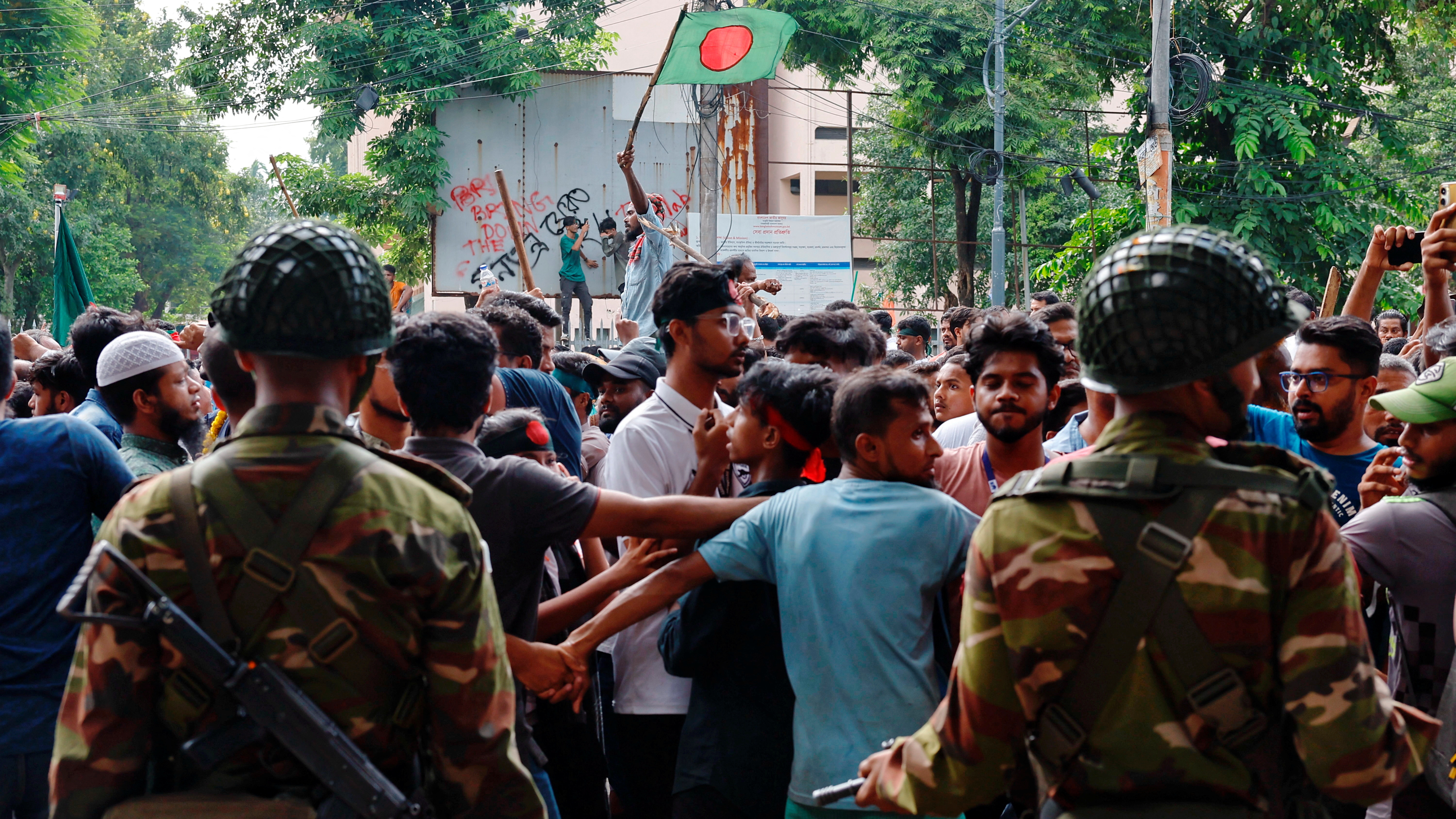 Manifestantes celebran a dimisión da primeira ministra en Bangladesh. Reuters