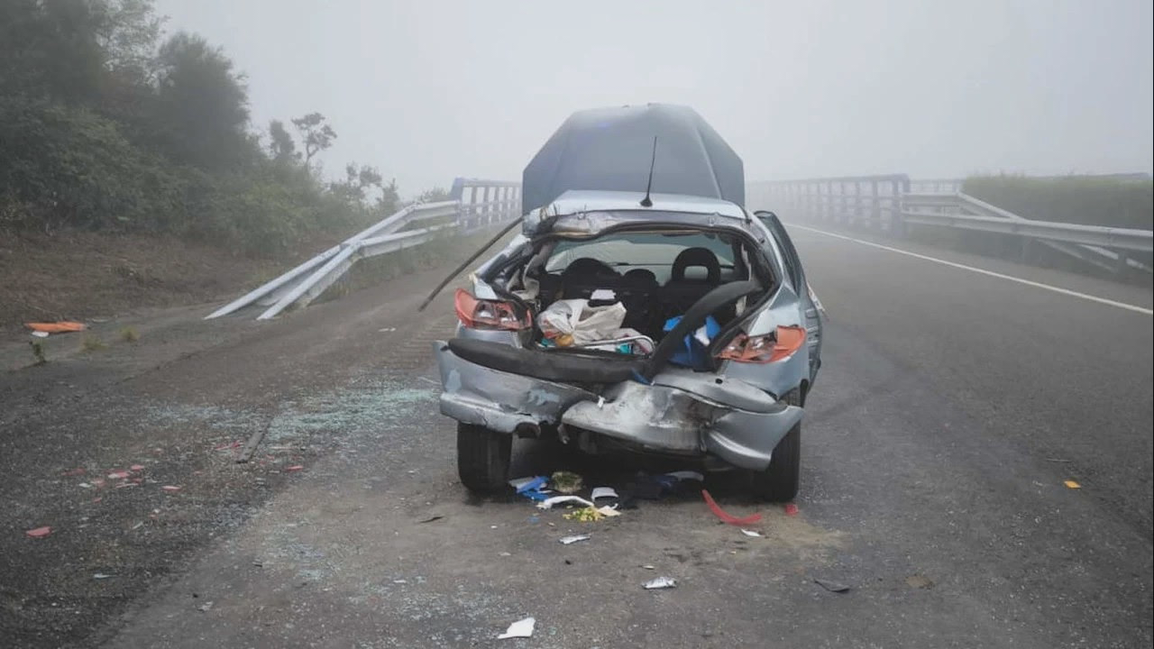 Vehículo implicado no accidente múltiple do Alto do Fiouco/Cedida EP. Xesús Ponte