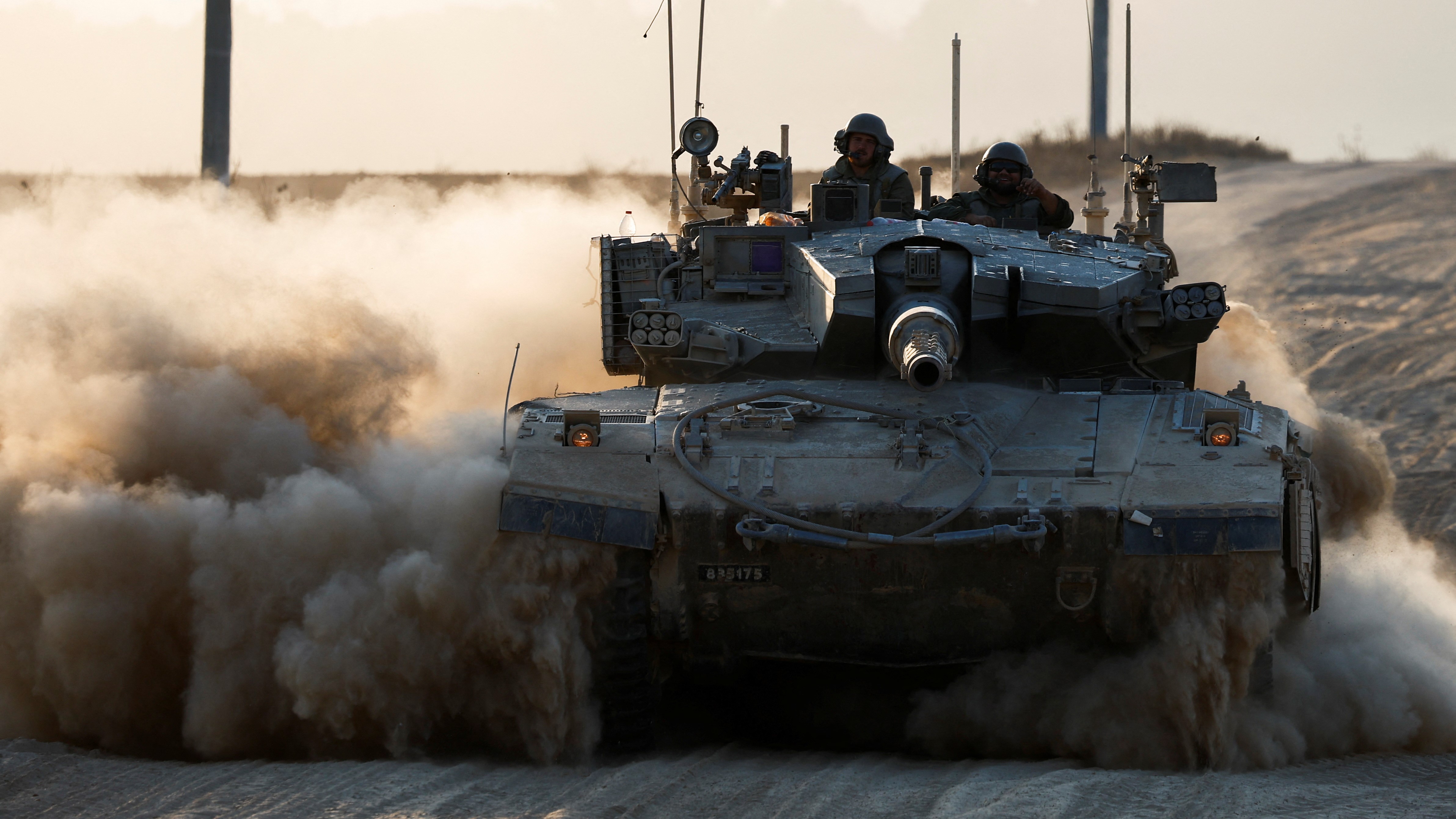 Tanque israelí nas proximidades da fronteira de Gaza (Reuters/Amir Cohen)