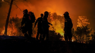 Bombeiros traballando de madrugada na extinción do lume (Reuters/Alexandros Avramidis)