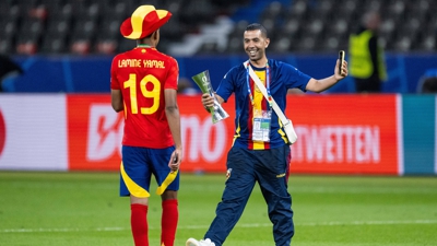 Mounir Nasraoui celebra co seu fillo a vitoria de España na pasada Eurocopa (Mathias Bergeld/Zuma Press)