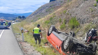 O vehículo implicado no accidente envorcado e a moto atrapada