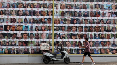 Mural en Tel Aviv coas fotografías dos israelís secuestrados en Gaza (Reuters/Florion Goga)