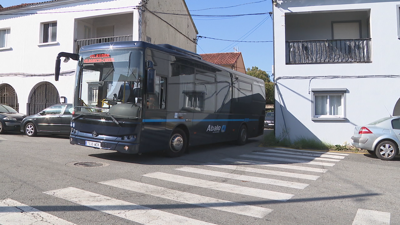 Un autobús accedía este mércores á parada en cuestión situada en Vilaxoán, Vilagarcía de Arousa