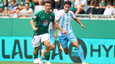 Chiki loita un balón con Juanpe no debut ligueiro