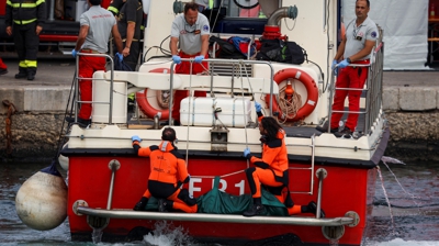 Personal de emerxencias transporta ata o porto un dos corpos recuperados (Reuters/Louiza Vradi)