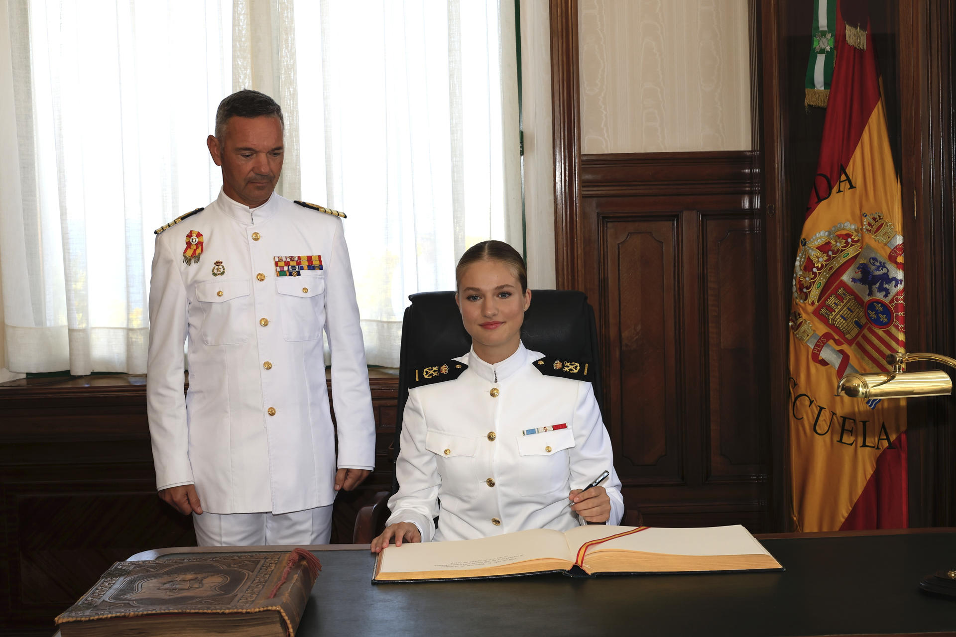 A princesa Leonor asina no libro de honra da Escola Naval de Marín para incorporarse ao curso 2024-2025.(EFE/ Francisco Gómez/Casa)