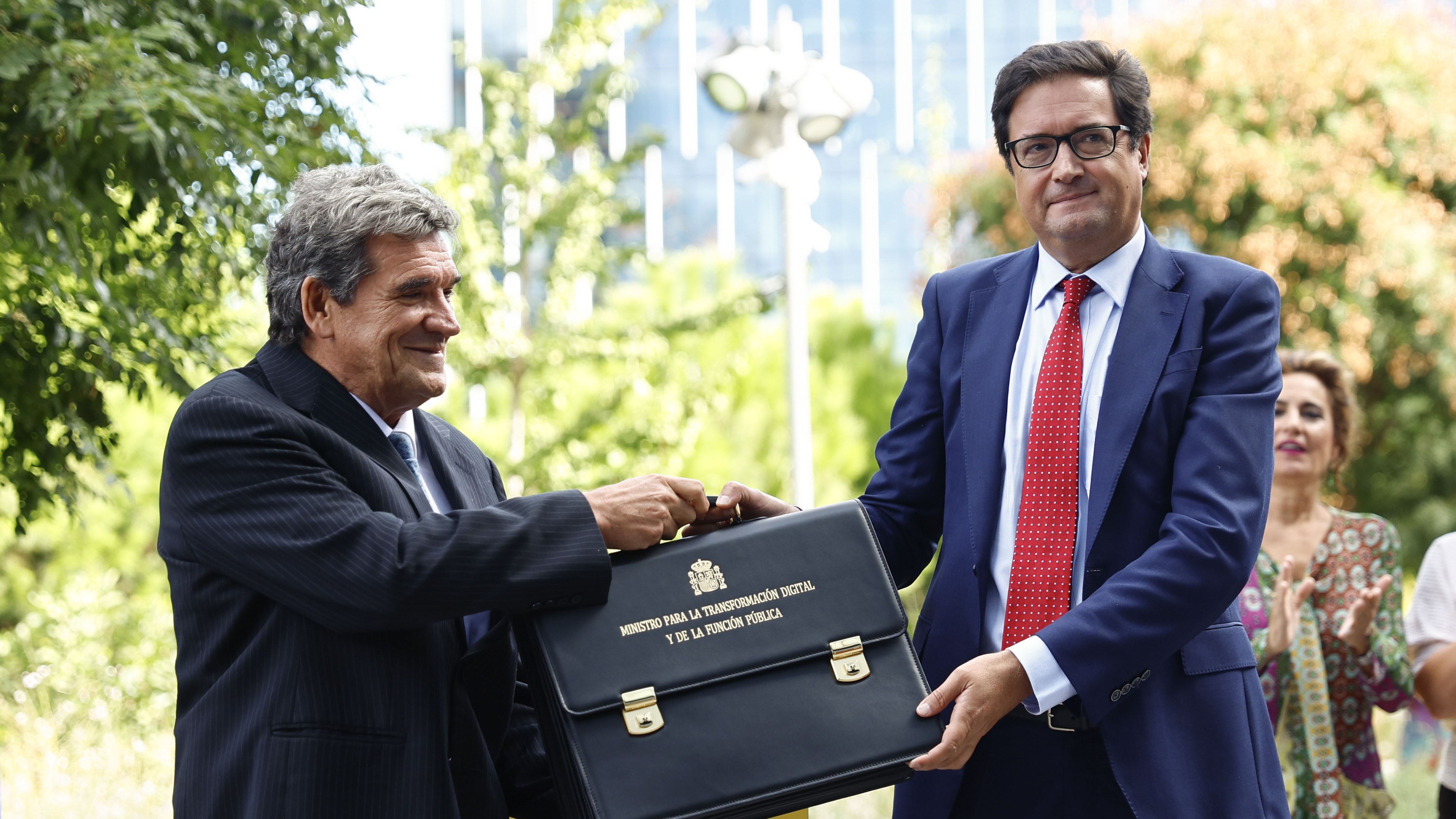 O novo ministro para a Transformación Dixital e da Función Pública, Óscar López, recibe a súa carteira de mans do titular saínte, José Luis Escrivá (EFE / Rodrigo Jiménez)