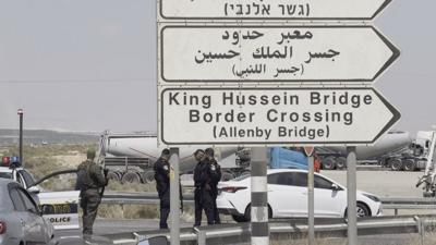 Policías israelís nas proximidades do lugar onde se rexistrou o ataque na ponte Allenby entre Cisxordania e Xordania este domingo