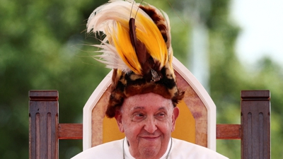 O papa cun sombreiro tradicional en Papúa Nova Guinea. REUTERS/Guglielmo Mangiapane