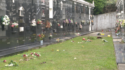 Estragaron máis de medio cento de centros florais que estaban colocados nos panteóns