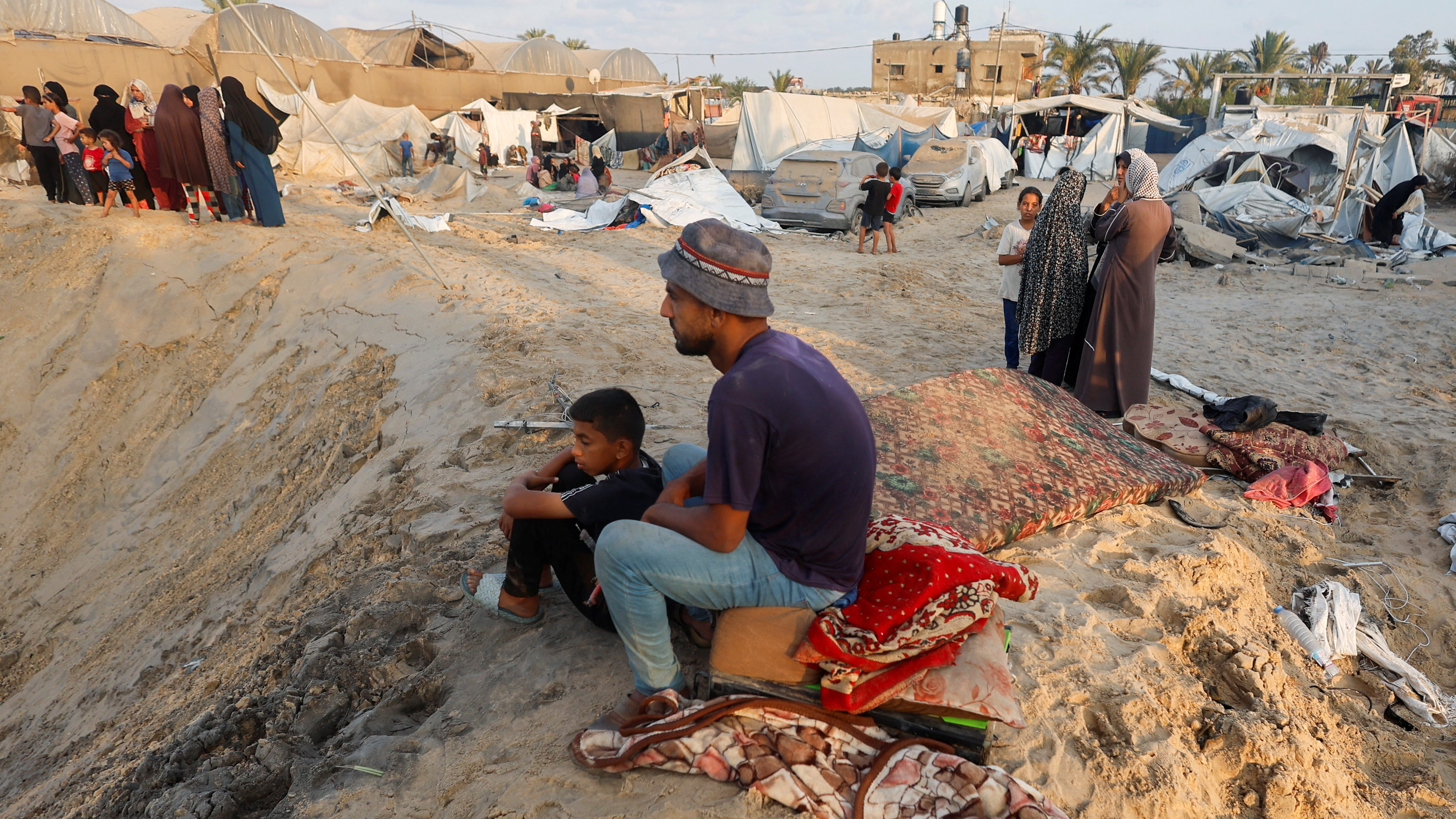 Palestinos na zona bombardeada por Israel este martes á mañá (Reuters/Mohammed Salem)