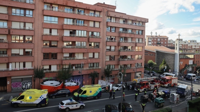 O edificio onde vivían as vítimas, no barrio de San Adrián. EFE/Luis Tejido