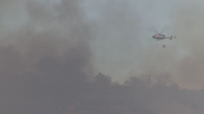 Medios aéreos combatendo o incendio na Gudiña